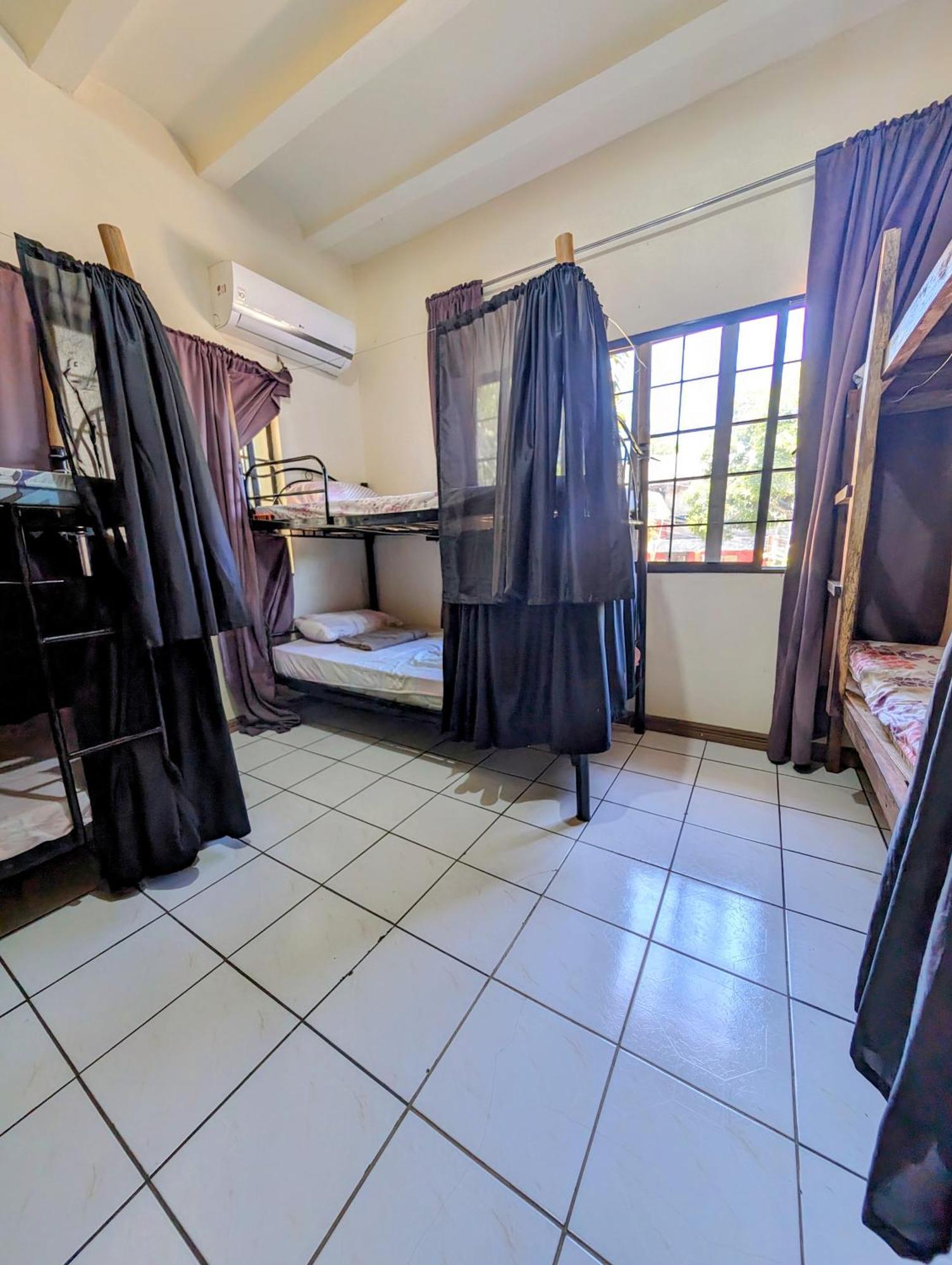 Screaming Gecko Hostel Бусуанга Екстериор снимка